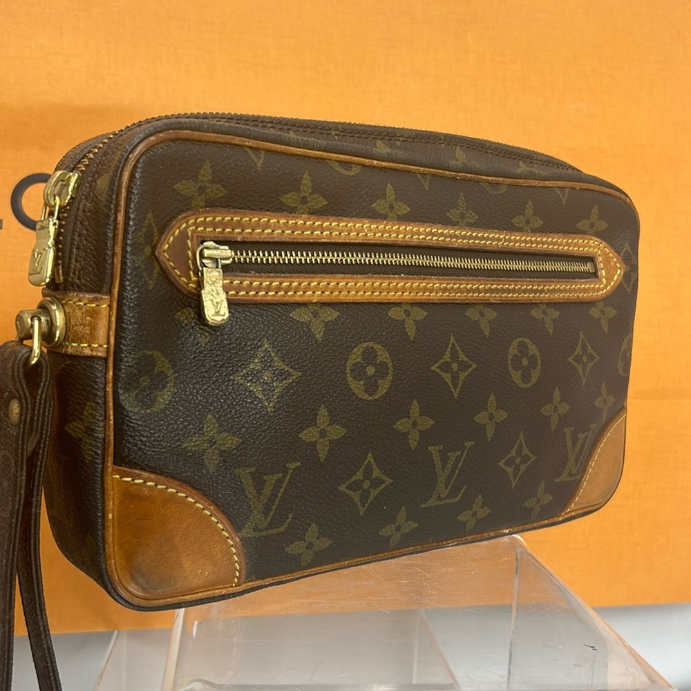LOUIS VUITTON Louis Vuitton Clutched Bag